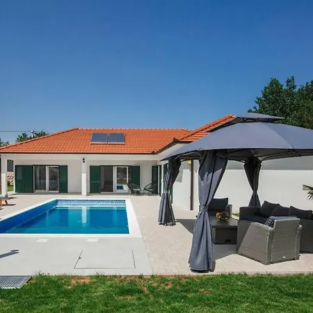 Вилла Luxury Dubravka - Heated Pool & Suitable For Disabled *