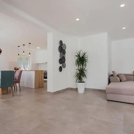 Вилла Luxury Dubravka - Heated Pool & Suitable For Disabled Sumet