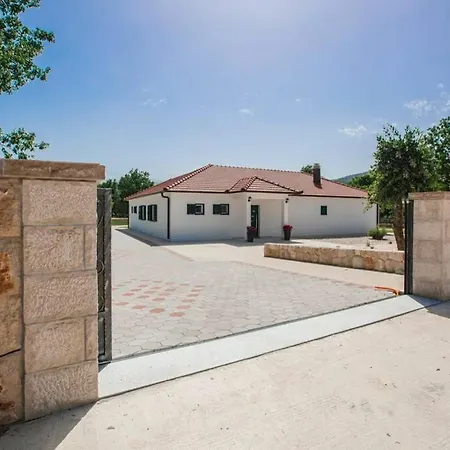 Luxury Dubravka - Heated Pool & Suitable For Disabled *