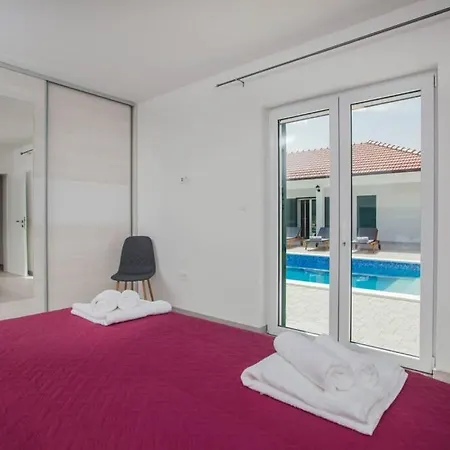 Вилла Luxury Dubravka - Heated Pool & Suitable For Disabled *