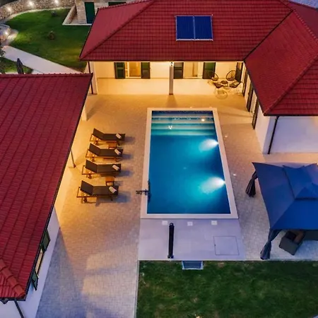 Вилла Luxury Dubravka - Heated Pool & Suitable For Disabled Sumet